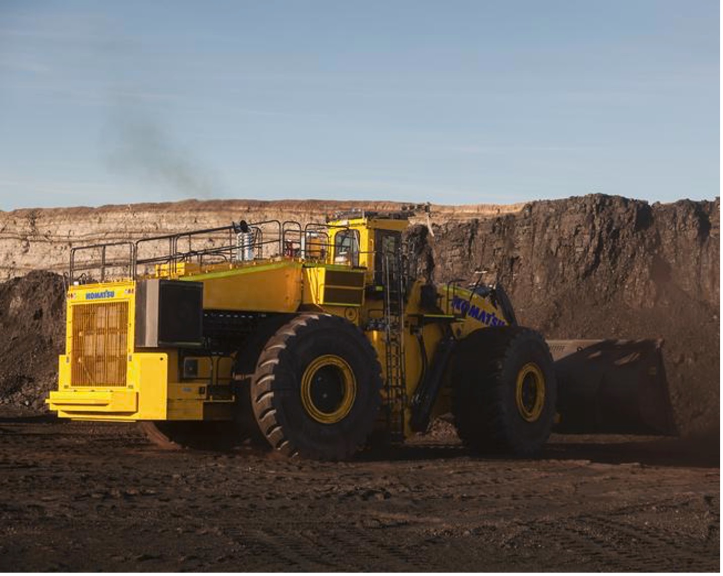 Photo courtesy of Komatsu. The Mesabi radiator comes standard on the Komatsu WE2350 (pictured).